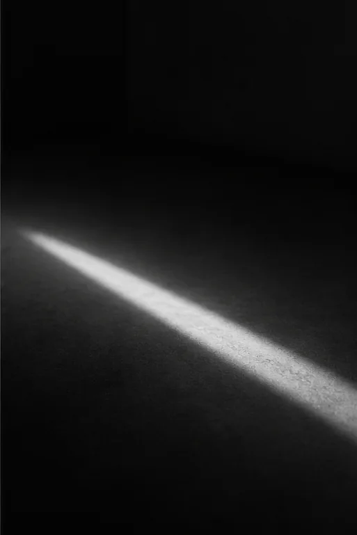 夜、暗い部屋に差す一筋の光